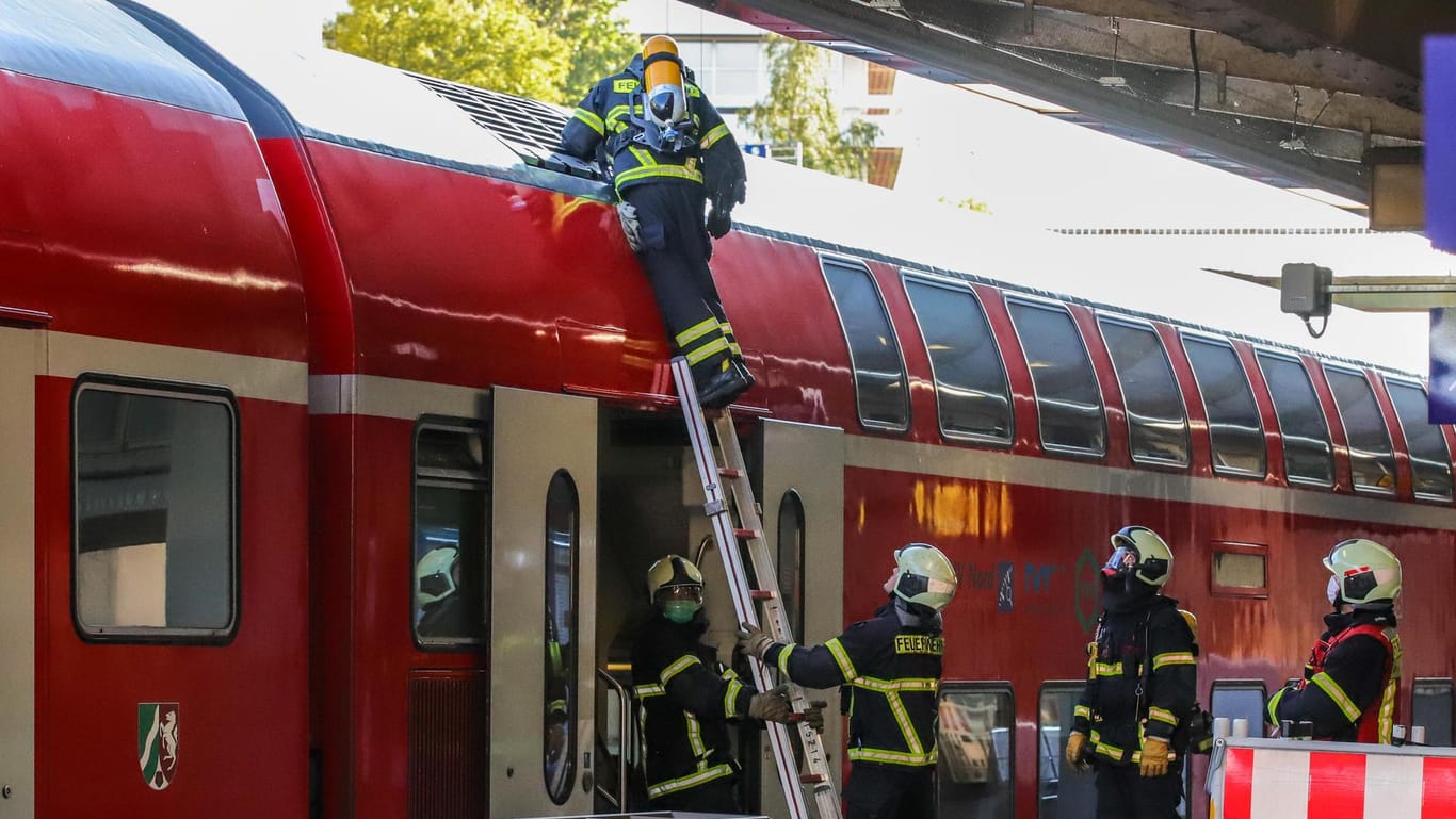 Feuerwehrleute untersuchen einen qualmenden Zug im Hauptbahnhof Wuppertal: Der Bahnhof musste vorübergehend gesperrt werden.