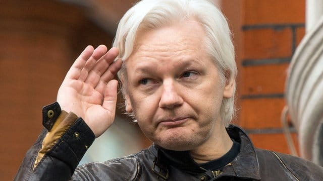 Julian Assange im Jahr 2017 im Exil auf dem Balkon der Botschaft von Ecuador in London. Julian Assange im Jahr 2017 im Exil auf dem Balkon der Botschaft von Ecuador in London.