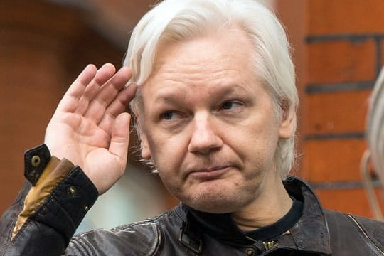 Julian Assange im Jahr 2017 im Exil auf dem Balkon der Botschaft von Ecuador in London.
