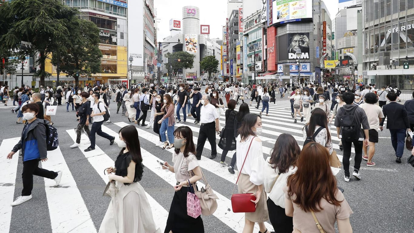 Fußgängerzone in Tokio: Der Großraum der Stadt ist von einem Erdbeben der Stärke 6,1 erschüttert worden.(Symbolbild)
