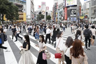 Fußgängerzone in Tokio: Der Großraum der Stadt ist von einem Erdbeben der Stärke 6,1 erschüttert worden.(Symbolbild)