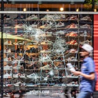Randale in der Stuttgarter Innenstadt: In der Nacht zum Sonntag hatten Hunderte Menschen Fensterscheiben von Geschäften eingeschlagen und Polizisten angegriffen.