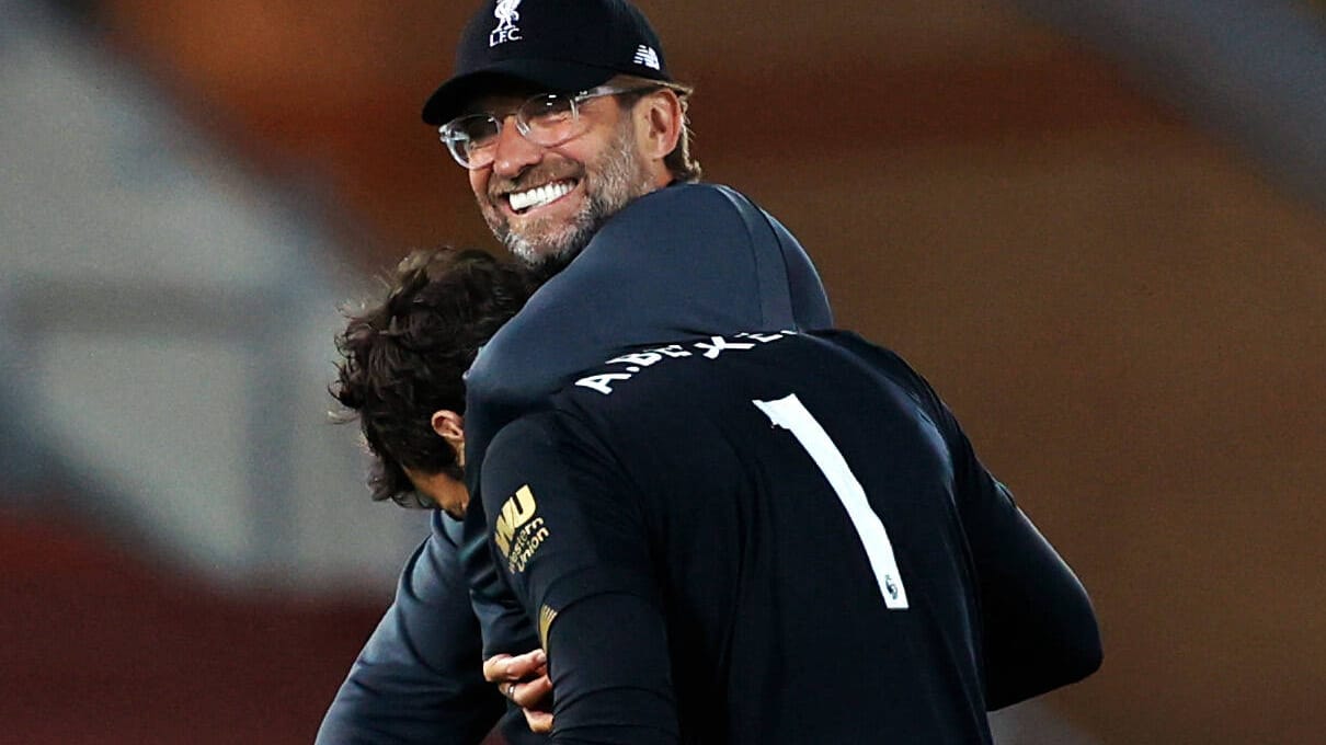 Jürgen Klopp mit Torhüter Alisson Becker: Beide stehen kurz vor dem Titel mit Liverpool.