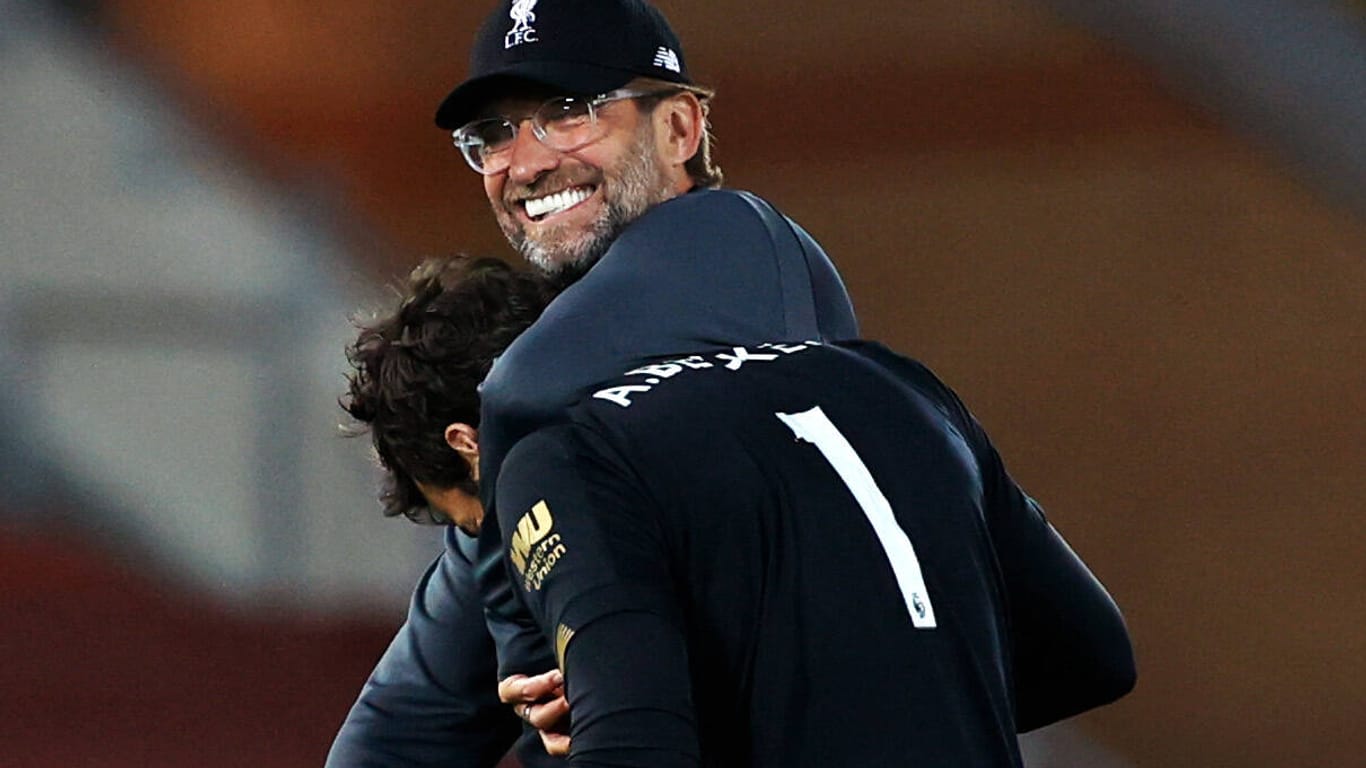 Jürgen Klopp mit Torhüter Alisson Becker: Beide stehen kurz vor dem Titel mit Liverpool.