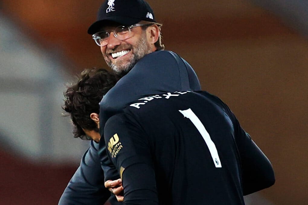 Jürgen Klopp mit Torhüter Alisson Becker: Beide stehen kurz vor dem Titel mit Liverpool.