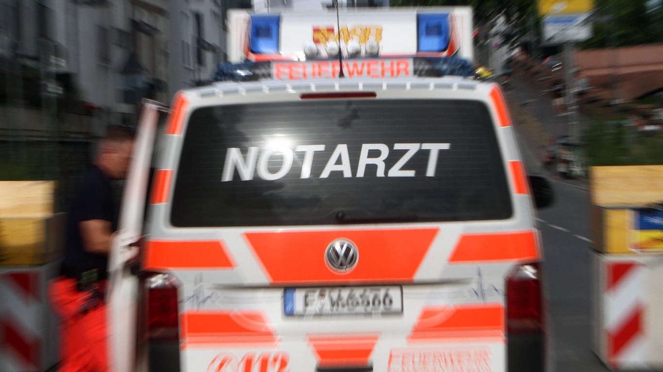 Einsatzwagen: In Baden-Württemberg stürzte ein 94-Jähriger von einem Balkon und starb. (Symbolbild)