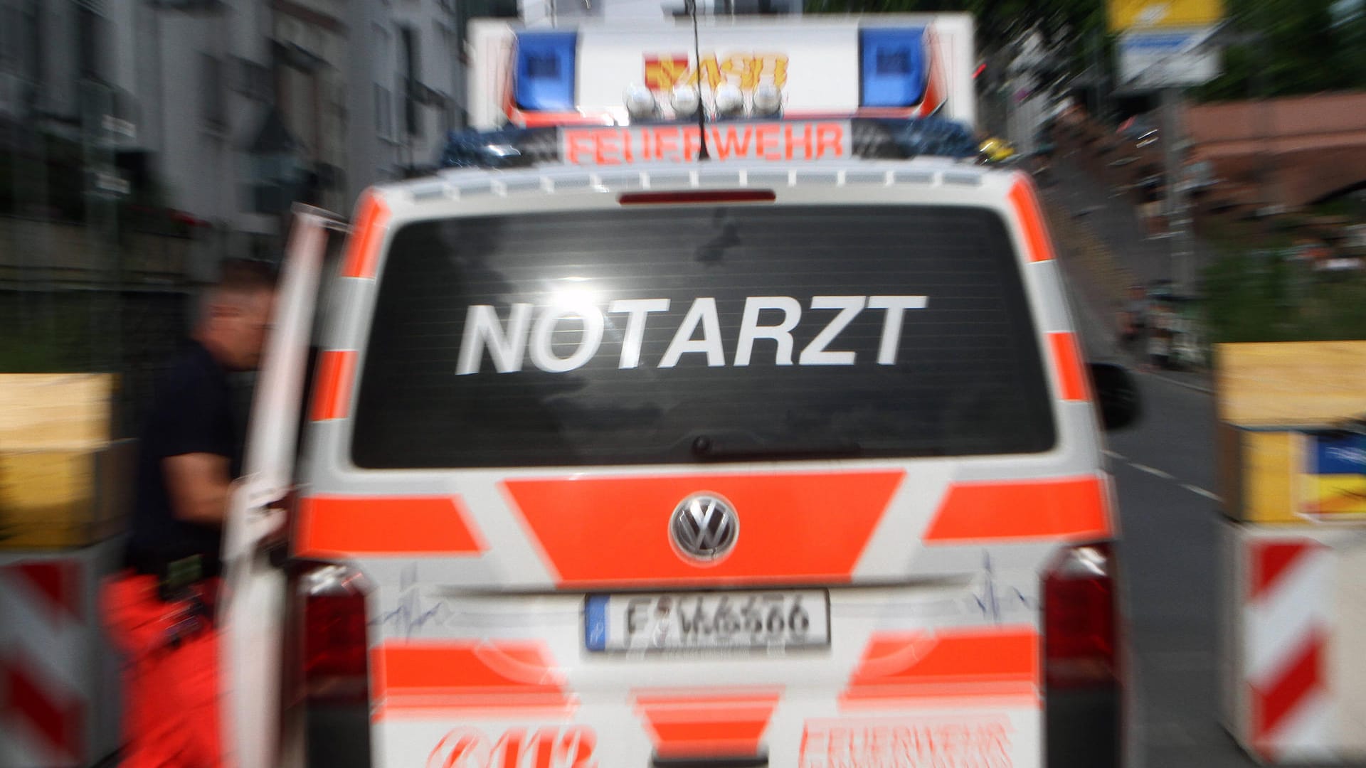Einsatzwagen: In Baden-Württemberg stürzte ein 94-Jähriger von einem Balkon und starb. (Symbolbild) Einsatzwagen: In Baden-Württemberg stürzte ein 94-Jähriger von einem Balkon und starb. (Symbolbild)