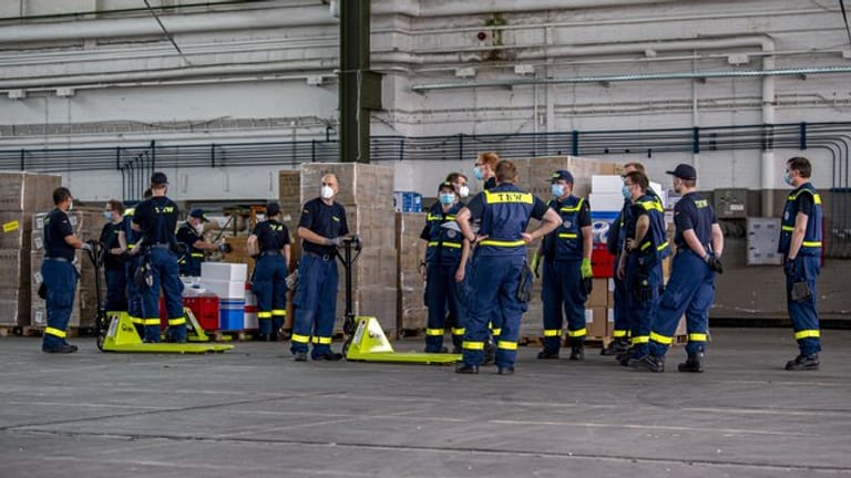 Mitarbeiter des Technischen Hilfswerks richten ein Corona-Testzentrum auf dem Gelände des ehemaligen Militärflughafens in Gütersloh ein.