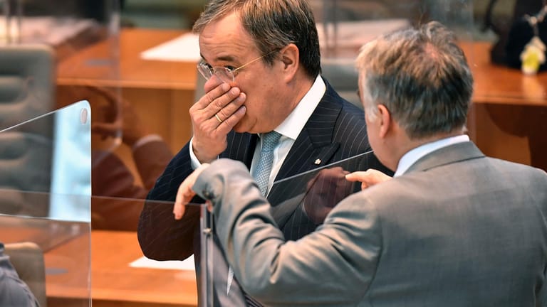 Ministerpräsident Laschet (CDU) im Landtag: Die Lockerung der Corona-Maßnahmen trug offenbar zum Ausbruchsgeschehen im Schlachthof bei.