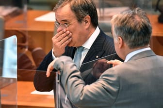 Ministerpräsident Laschet (CDU) im Landtag: Die Lockerung der Corona-Maßnahmen trug offenbar zum Ausbruchsgeschehen im Schlachthof bei.