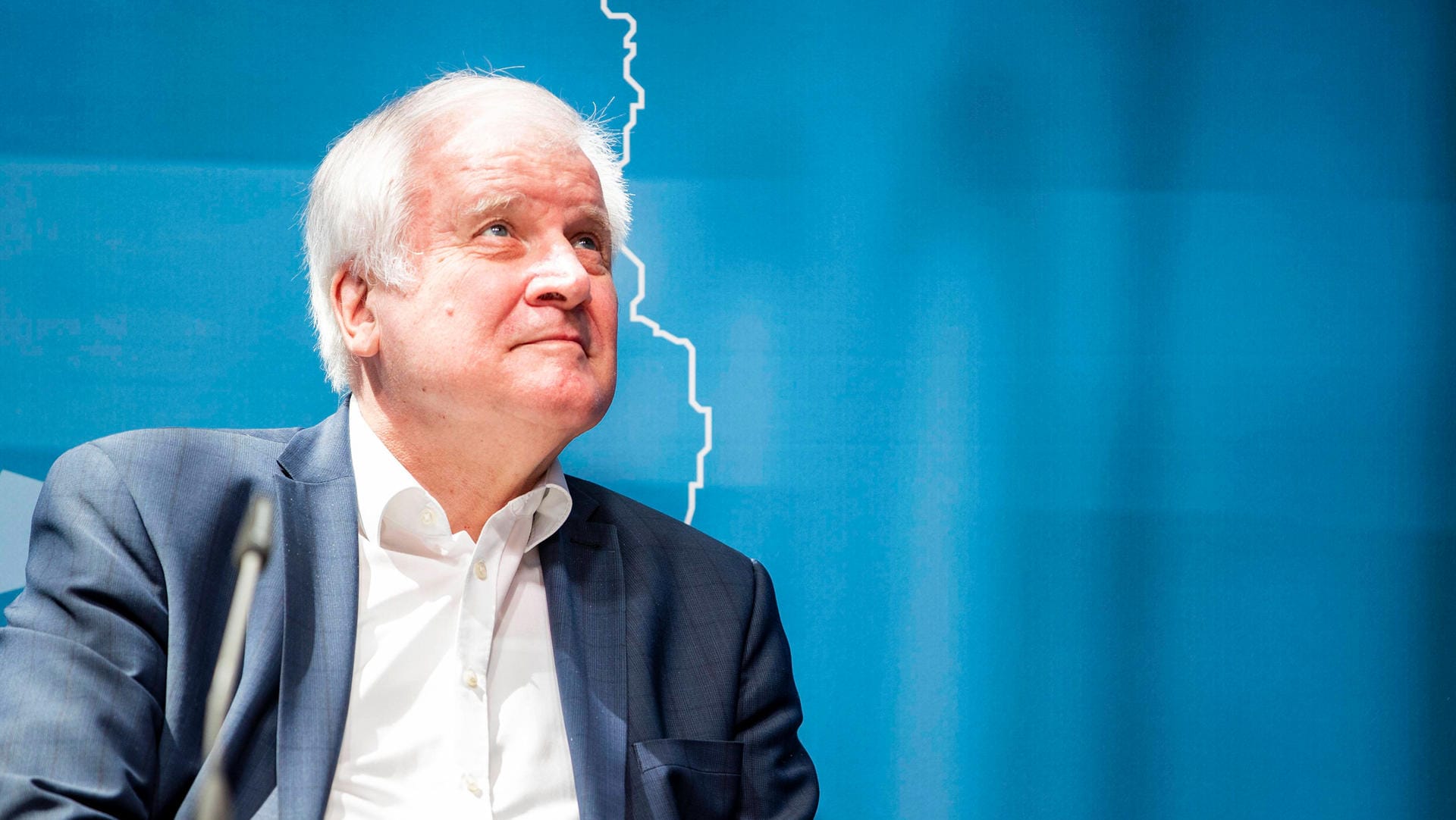 Innenminister Horst Seehofer: "Das erinnert an autoritäre Systeme und zeigt ein kritikwürdiges Verständnis von Pressefreiheit", schreibt der Deutschlandfunk.