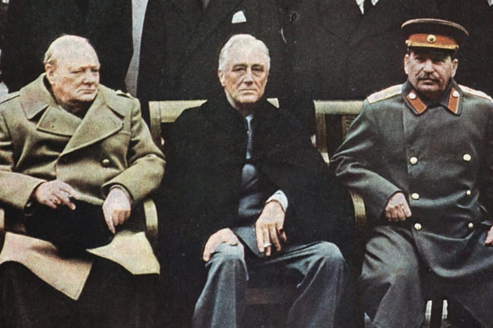 Konferenz von Jalta 1945: Winston Churchill (l.) und Josef Stalin (r.) waren einander in tiefem Misstrauen zugetan, dazwischen saß US-Präsident Franklin D. Roosevelt.