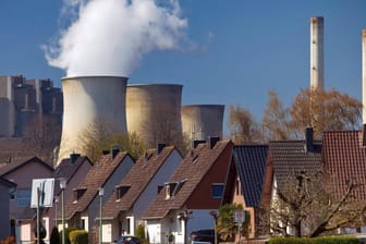 Braunkohle-Kraftwerk Weisweiler: Das Kohlegesetz sieht unter anderem Entschädigungen für die Kraftwerk-Betreiber vor.