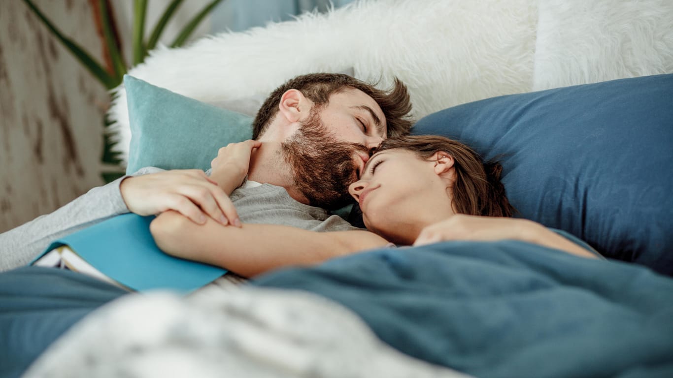 Paarschlaf: Das deutsch-dänische Forscherteam hat für die Studie den Schlaf von zwölf jungen und gesunden Paaren untersucht.
