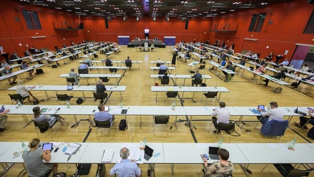 Die rheinland-pfälzischen Landtagsabgeordneten waren zuletzt in der Mainzer Rheingoldhalle zusammengekommen - um Abstand zu wahren. Die rheinland-pfälzischen Landtagsabgeordneten waren zuletzt in der Mainzer Rheingoldhalle zusammengekommen - um Abstand zu wahren.