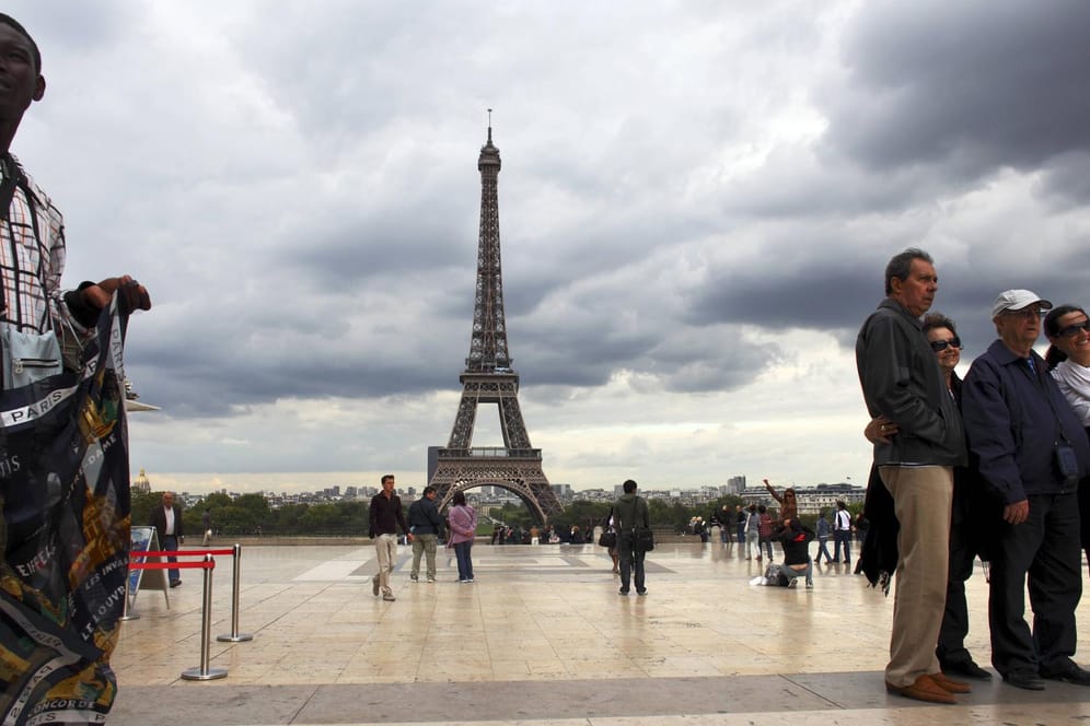 Eiffelturm in Paris: Besucher können das Wahrzeichen Frankreichs wieder besichtigen.