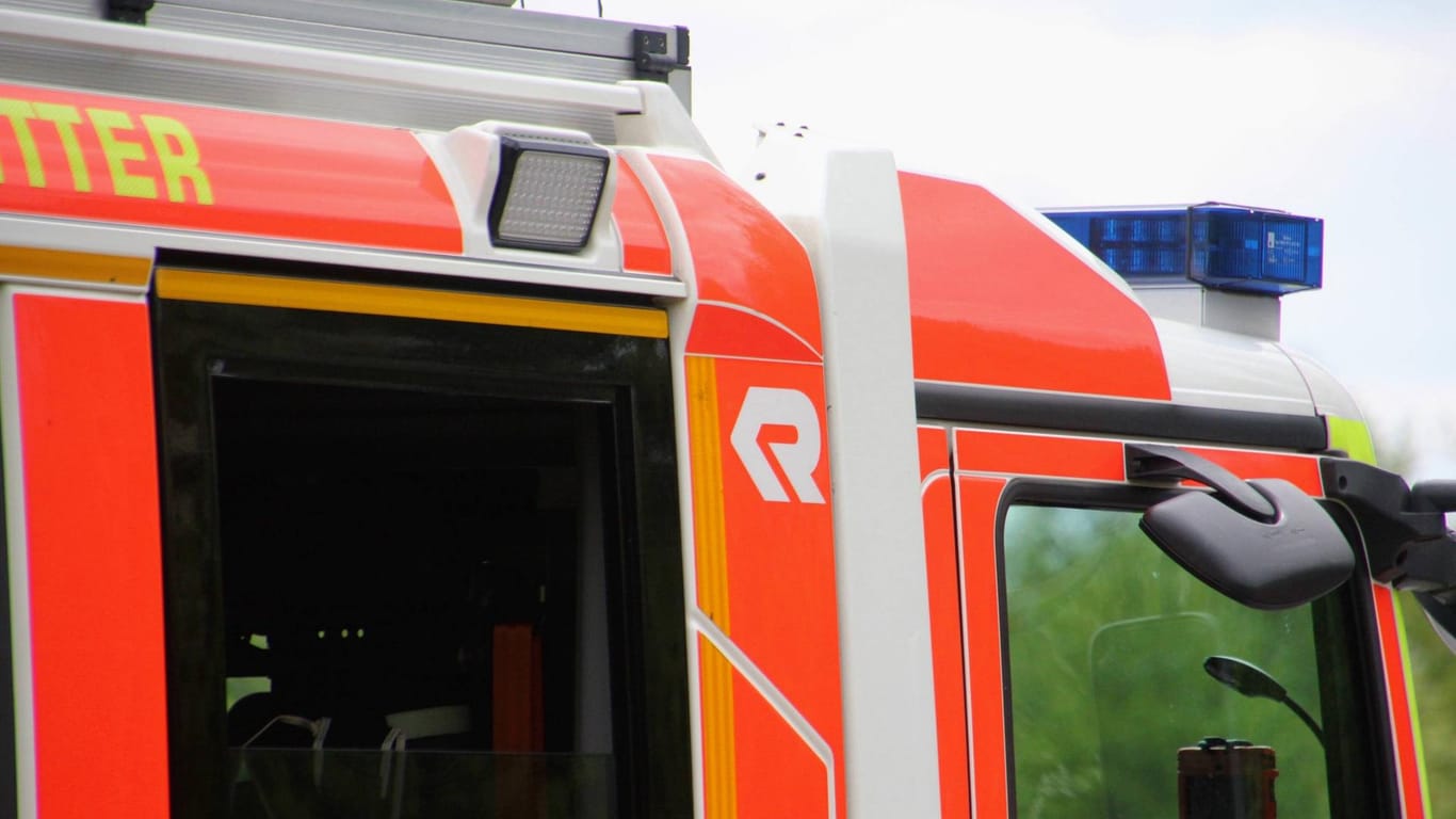 Einsatzfahrzeug der Feuerwehr (Symbolbild): In München hat es einen Verkehrsunfall mit einem Rettungswagen gegeben.