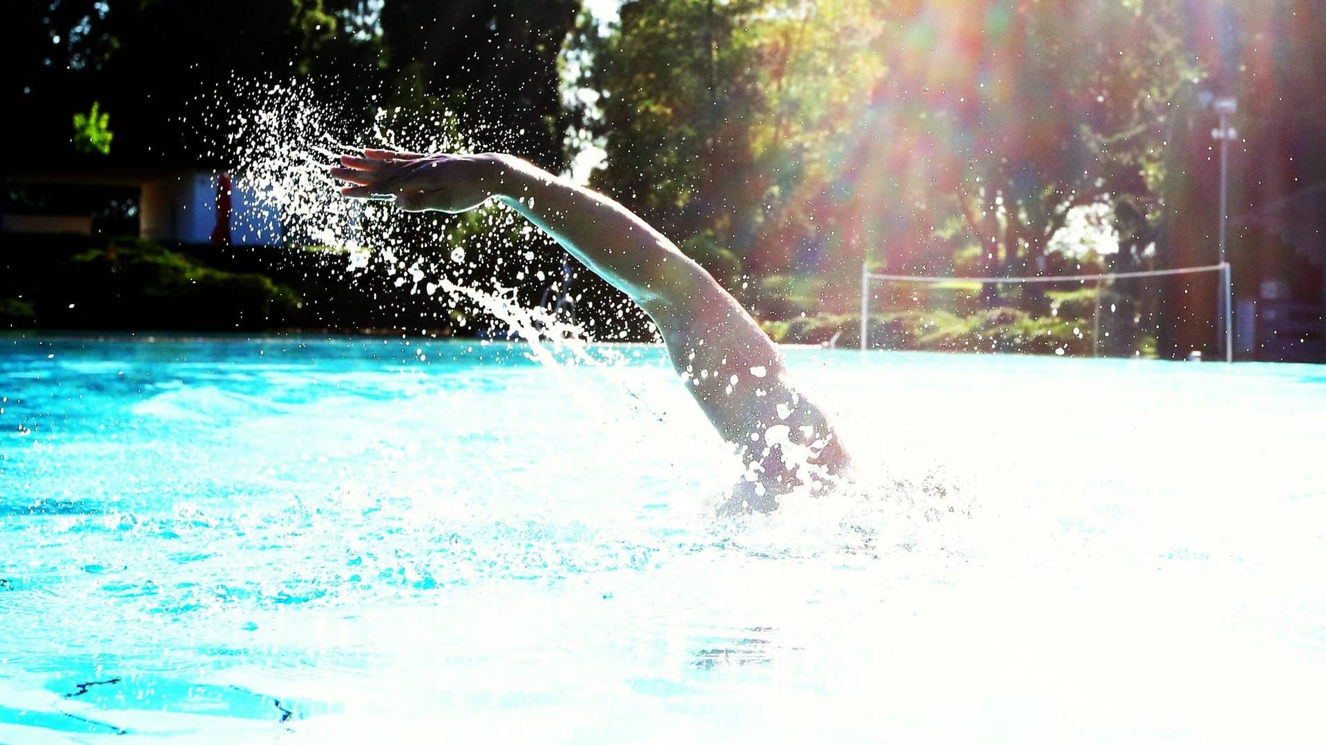 Eine Person schwimmt im Becken eines Freibads (Symbolbild): In Bonn dürfen nun wieder mehr Besucher in die Bäder. Eine Person schwimmt im Becken eines Freibads (Symbolbild): In Bonn dürfen nun wieder mehr Besucher in die Bäder.