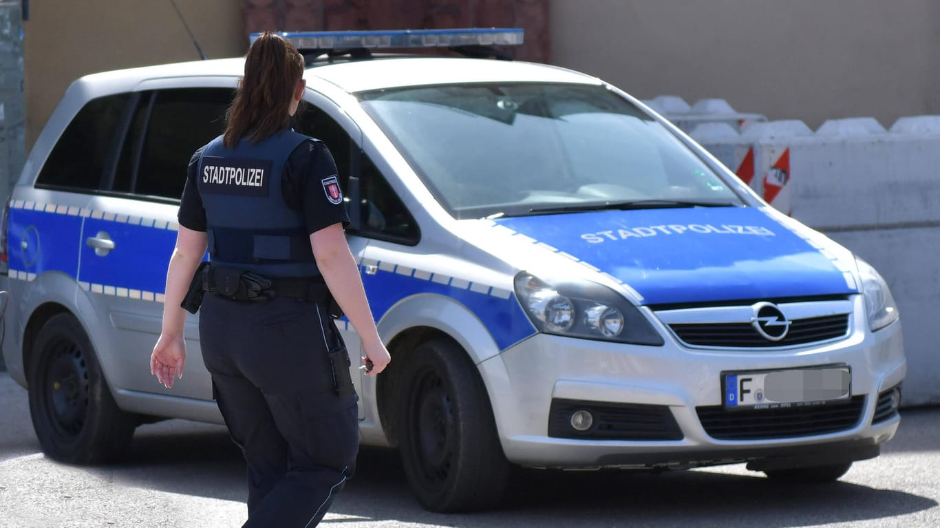 Eine Beamtin der Frankfurter Stadtpolizei: Das Ordnungsamt kündigte nun stärkere Kontrollen im Stadtgebiet an.