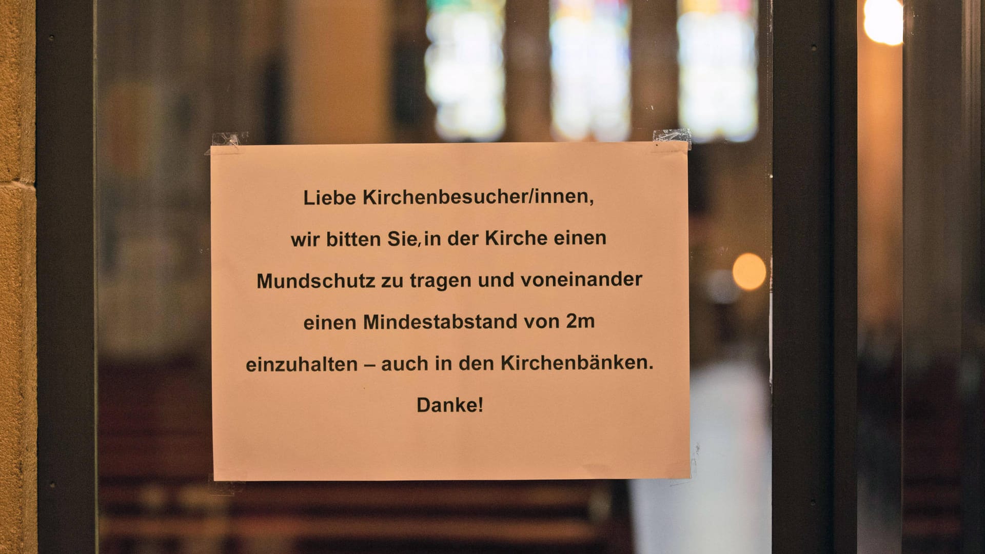 Ein Schild in einer Kirche weist auf die Corona-Regeln hin (Symbolbild): In Bielefeld ergreift eine Kirche wegen des Corona-Ausbruchs in Gütersloh Vorsichtsmaßnahmen.