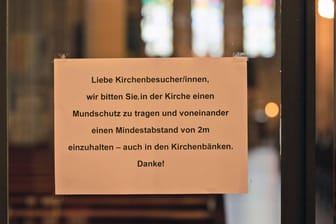 Ein Schild in einer Kirche weist auf die Corona-Regeln hin (Symbolbild): In Bielefeld ergreift eine Kirche wegen des Corona-Ausbruchs in Gütersloh Vorsichtsmaßnahmen.