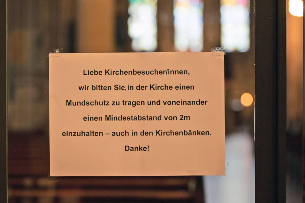 Ein Schild in einer Kirche weist auf die Corona-Regeln hin (Symbolbild): In Bielefeld ergreift eine Kirche wegen des Corona-Ausbruchs in Gütersloh Vorsichtsmaßnahmen.
