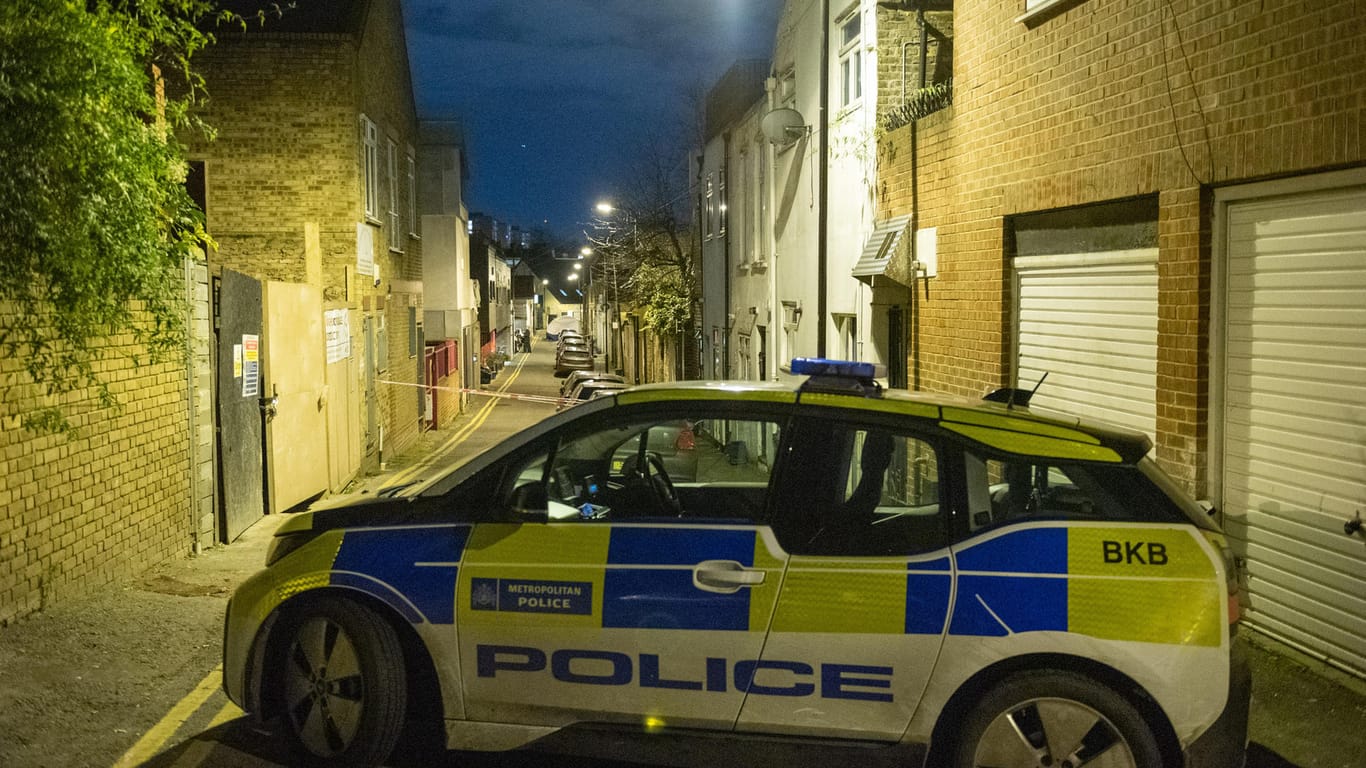 Einsatzwagen der Londoner Polizei: Bei der Auflösung einer Veranstaltung in der Nacht kam es zu Ausschreitungen.