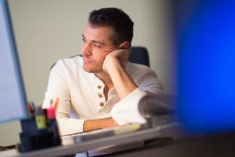 Wer den Blick bei der Bildschirmarbeit immer mal wieder schweifen lässt, tut den Augen damit einen Gefallen.