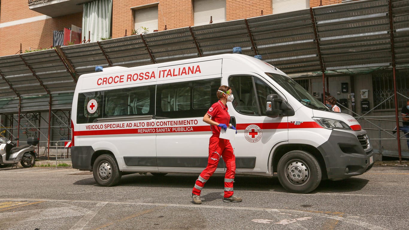 Rettungswagen in Italien: In einem Vorort von Mailand ist ein Haus teilweise eingestürzt. Drei Menschen kommen ums Leben. (Symbolbild)