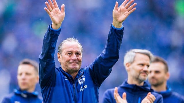Huub Stevens wird auf Schalke immer noch als Kult-Trainer verehrt. Huub Stevens wird auf Schalke immer noch als Kult-Trainer verehrt.