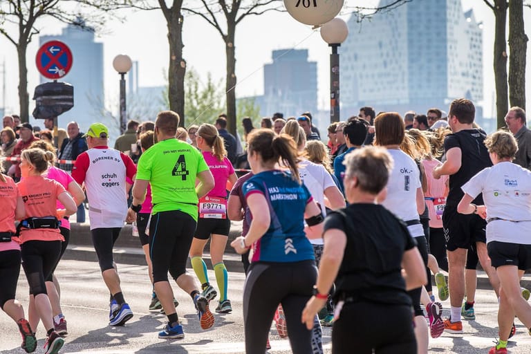 Läufer beim Haspa Marathon Hamburg: Die traditionelle Strecke führt auf einem Rundkurs durch die Hansestadt.