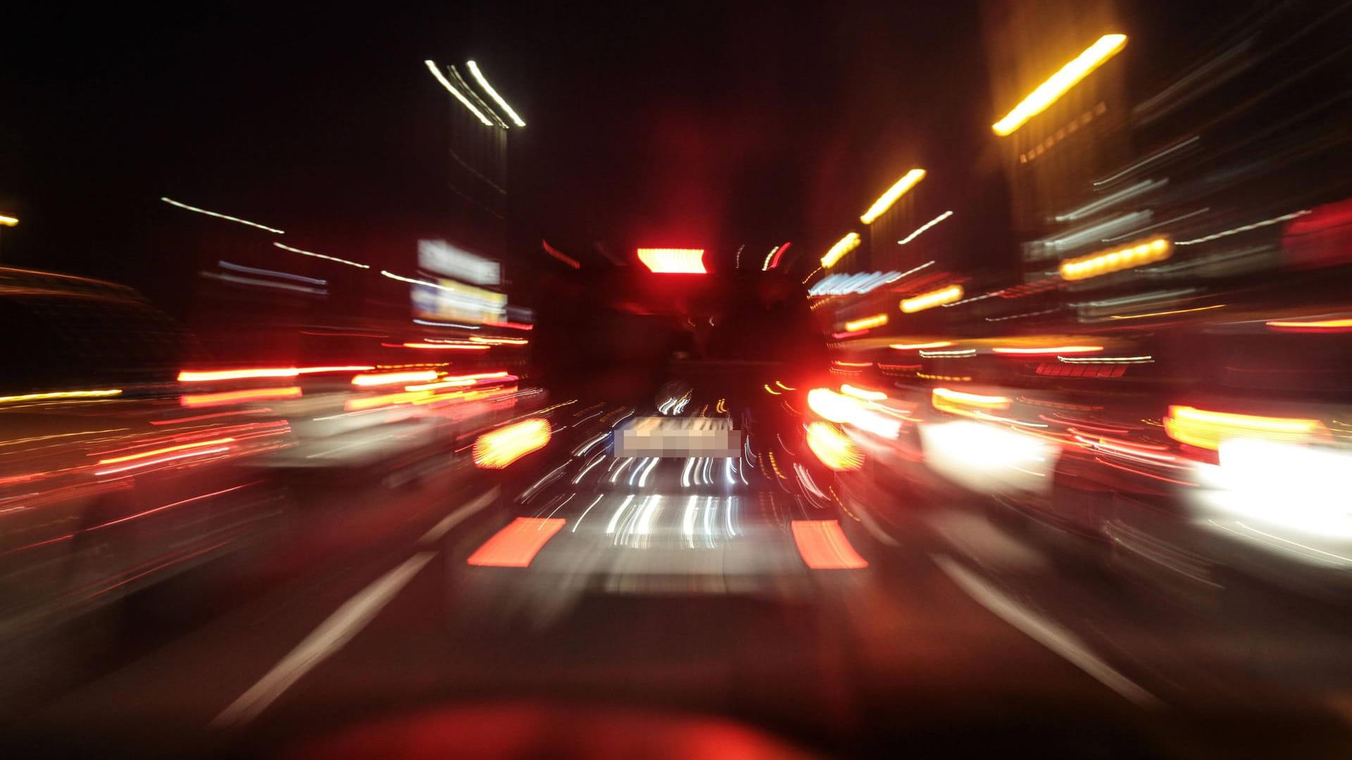 Ein rasendes Auto (Symbolbild): In Mainz hat es offenbar ein illegales Autorennen gegeben. Ein rasendes Auto (Symbolbild): In Mainz hat es offenbar ein illegales Autorennen gegeben.
