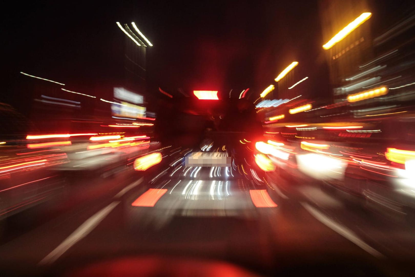 Ein rasendes Auto (Symbolbild): In Mainz hat es offenbar ein illegales Autorennen gegeben.