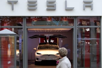 Ein Tesla Model 3 im Showroom: Für die Studie wurden US-amerikanische Autobesitzer zu ihren Erfahrungen mit ihren Neuwagen befragt. Tesla-Modelle wurden schlecht bewertet.