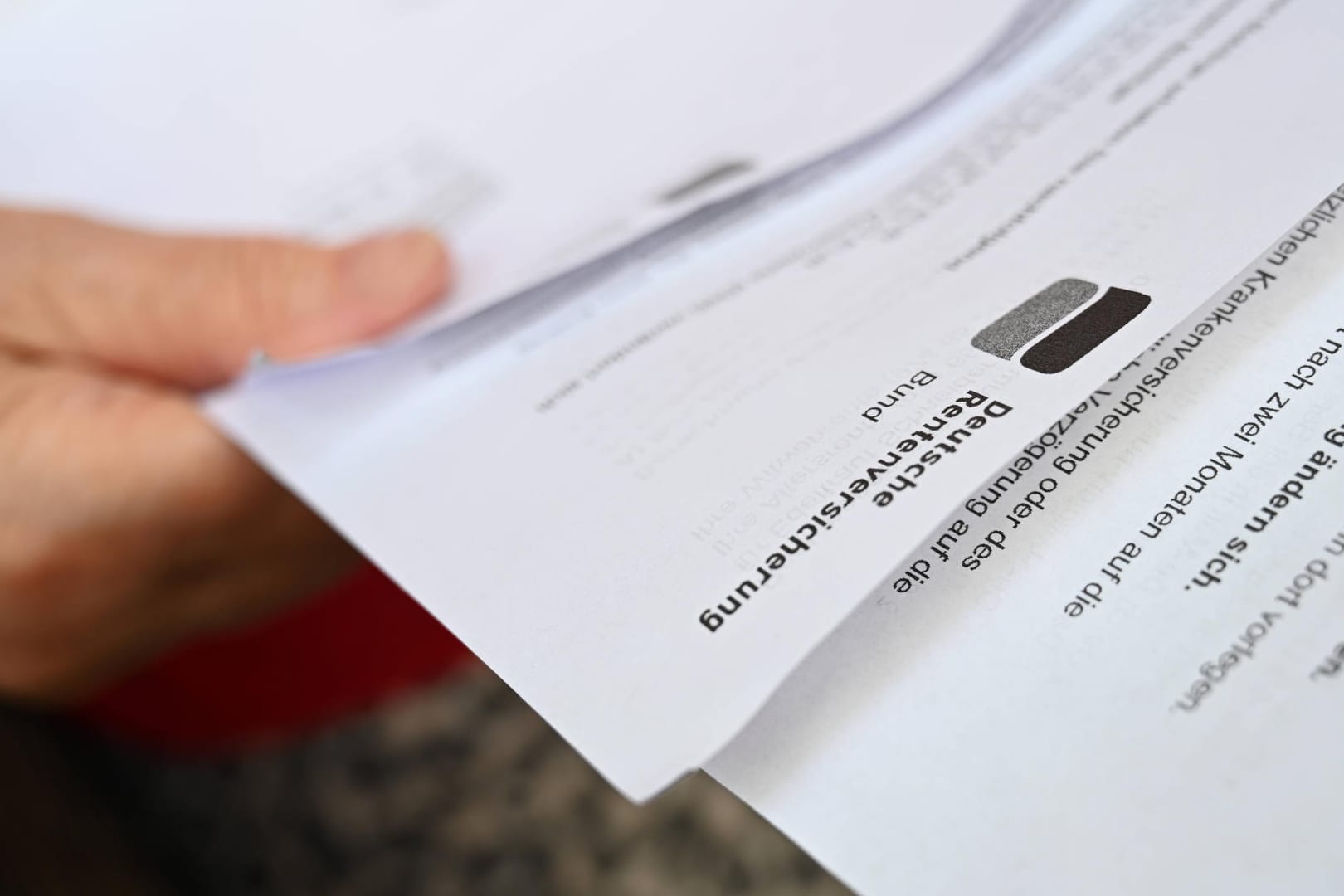 Eine Rentnerin hält ihren Rentenbescheid: Die für 2021 geplante Rentenerhöhung könnte für viele Seniorinnen und Senioren ausfallen. Eine Rentnerin hält ihren Rentenbescheid: Die für 2021 geplante Rentenerhöhung könnte für viele Seniorinnen und Senioren ausfallen.