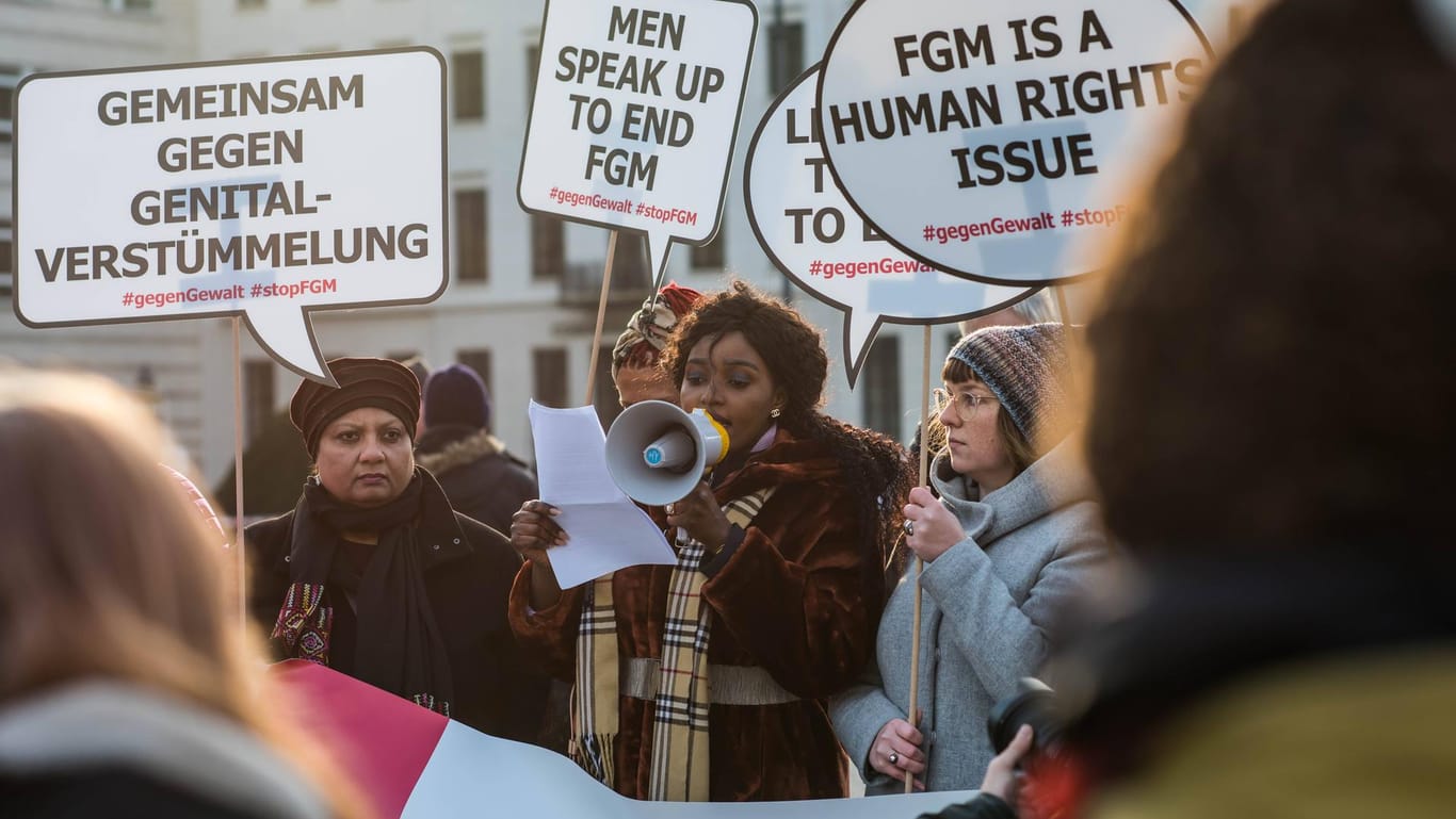 Protest einer Frauenrechtsorganisation: Die Zahl bedrohter und betroffener Mädchen und Frauen steigt in Deutschland.