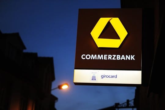 Die Commerzbank will das Bezahlen per Apple Pay bundeweit mit der Girocard ermöglichen. Die Commerzbank will das Bezahlen per Apple Pay bundeweit mit der Girocard ermöglichen.