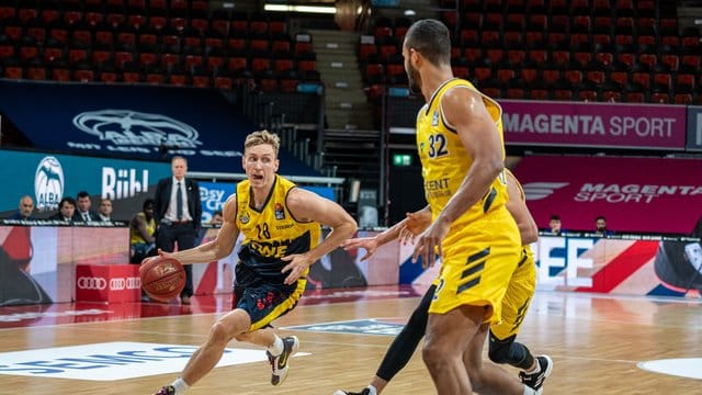 Alba gewinnt mit dem 81:59 gegen die EWE Baskets Oldenburg. Alba gewinnt mit dem 81:59 gegen die EWE Baskets Oldenburg.