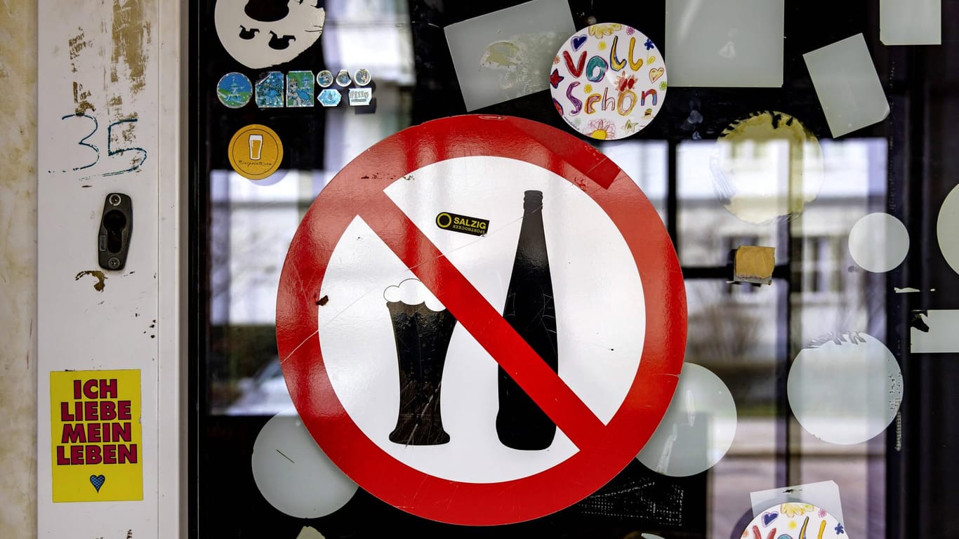 Alkoholverbotsschild: Nach den Ausschreitungen in Stuttgart fordern Experten ein erneutes Alkoholverbot.