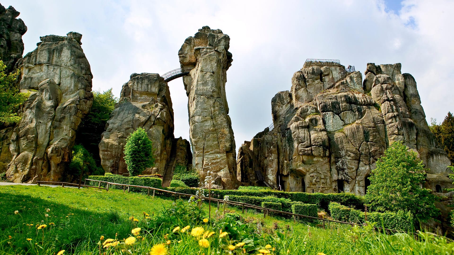 Teutoburger Wald: Die Sandsteingiganten gelten als die Mutter aller mystischen Orte in Deutschland.