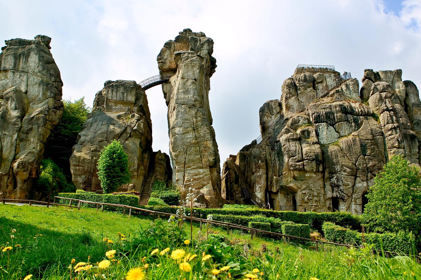 Teutoburger Wald: Die Sandsteingiganten gelten als die Mutter aller mystischen Orte in Deutschland.