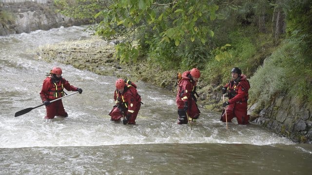 Tschechien: Polizisten und Feuerwehrmänner suchen im Fluss Osablaha nach einer verunglückten Frau.