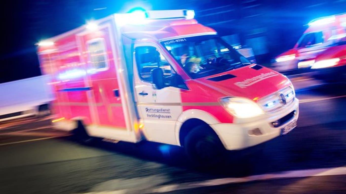 Ein Rettungswagen (Symbolbild): In Oberfranken ist der Rollstuhl einer 71-Jährigen in Brand geraten.