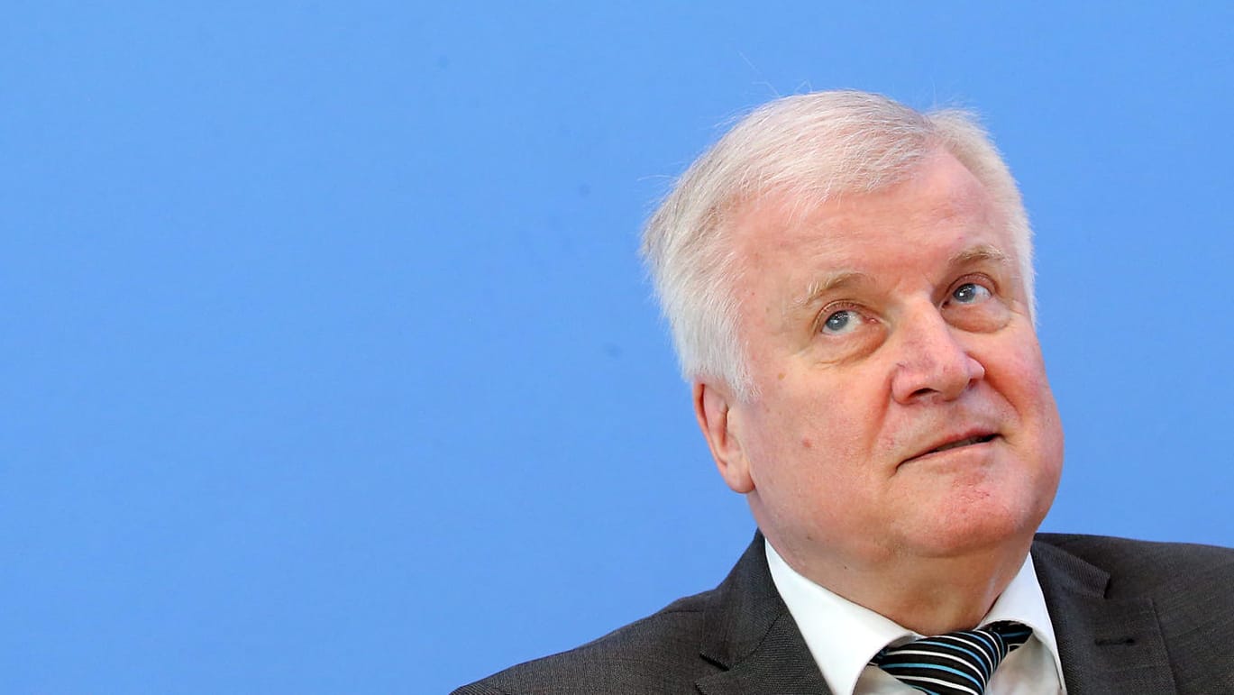 Innenminister Horst Seehofer: Die "taz" will sich lieber in einer Polizeischule, statt im Ministerium mit dem CSU-Politiker treffen.