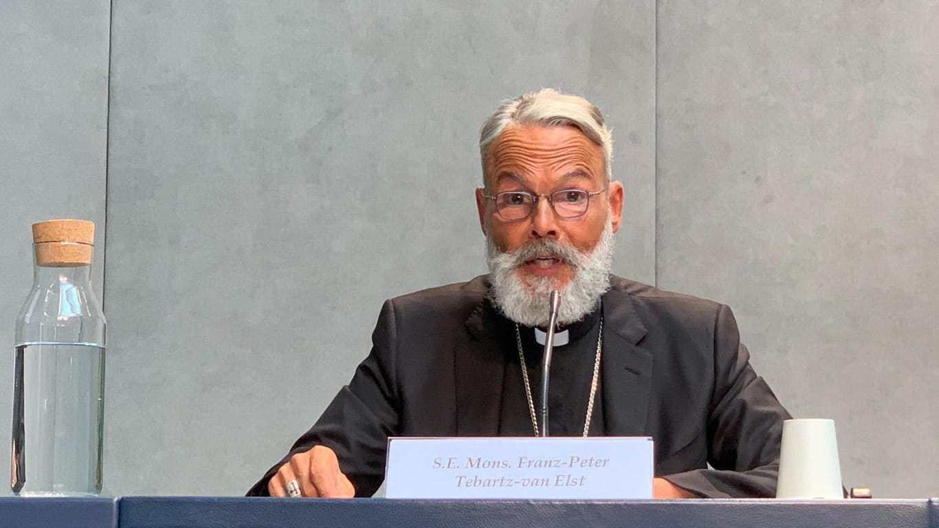 Der ehemalige Limburger Bischof, Franz-Peter Tebartz-van Elst, spricht im Vatikan bei der Vorstellung eines neuen Buches – braungebrannt und mit Vollbart.