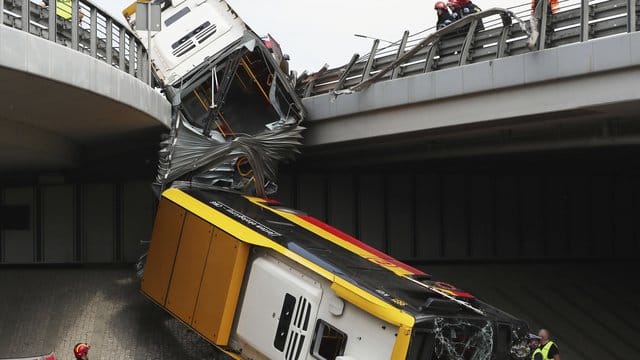 Einsatzkräfte arbeiten an der Unfallstelle. Einsatzkräfte arbeiten an der Unfallstelle.
