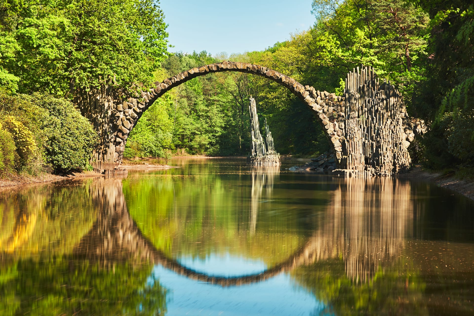 Rakotzbrücke: Was die Brücke so besonders macht, ist ihre Spiegelung im Wasser.