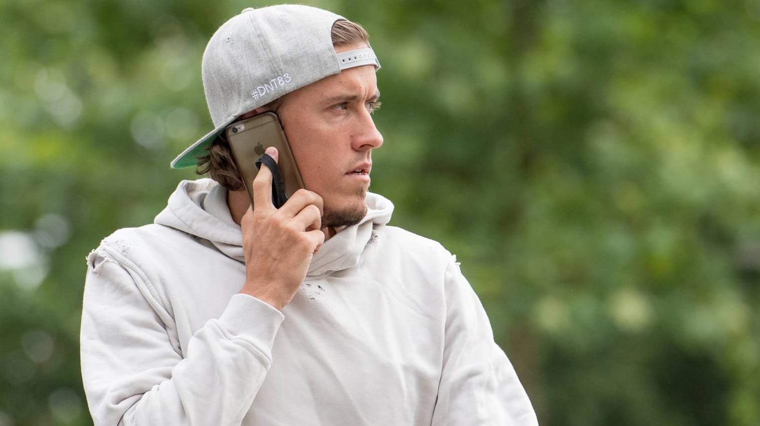Max Kruse am Telefonieren: Der Ex-Nationalspieler löste vergangene Woche seinen Vertrag in Istanbul auf. Max Kruse am Telefonieren: Der Ex-Nationalspieler löste vergangene Woche seinen Vertrag in Istanbul auf.