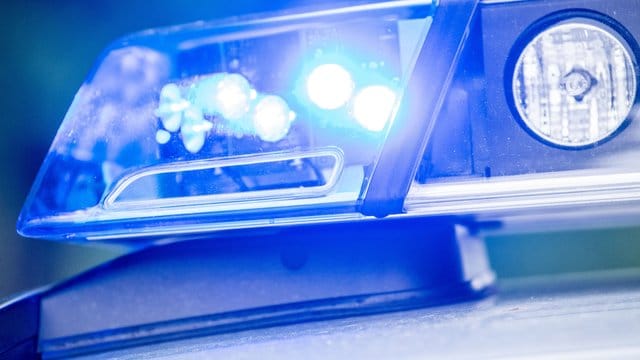 Ein Blaulicht leuchtet an einer Polizeistreife: In Stuttgart wollte ein Mann mutmaßlich eine Achtjährige entführen.