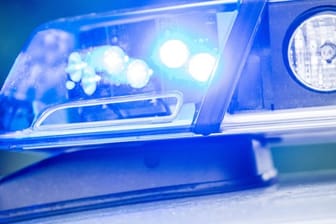 Ein Blaulicht leuchtet an einer Polizeistreife: In Stuttgart wollte ein Mann mutmaßlich eine Achtjährige entführen.